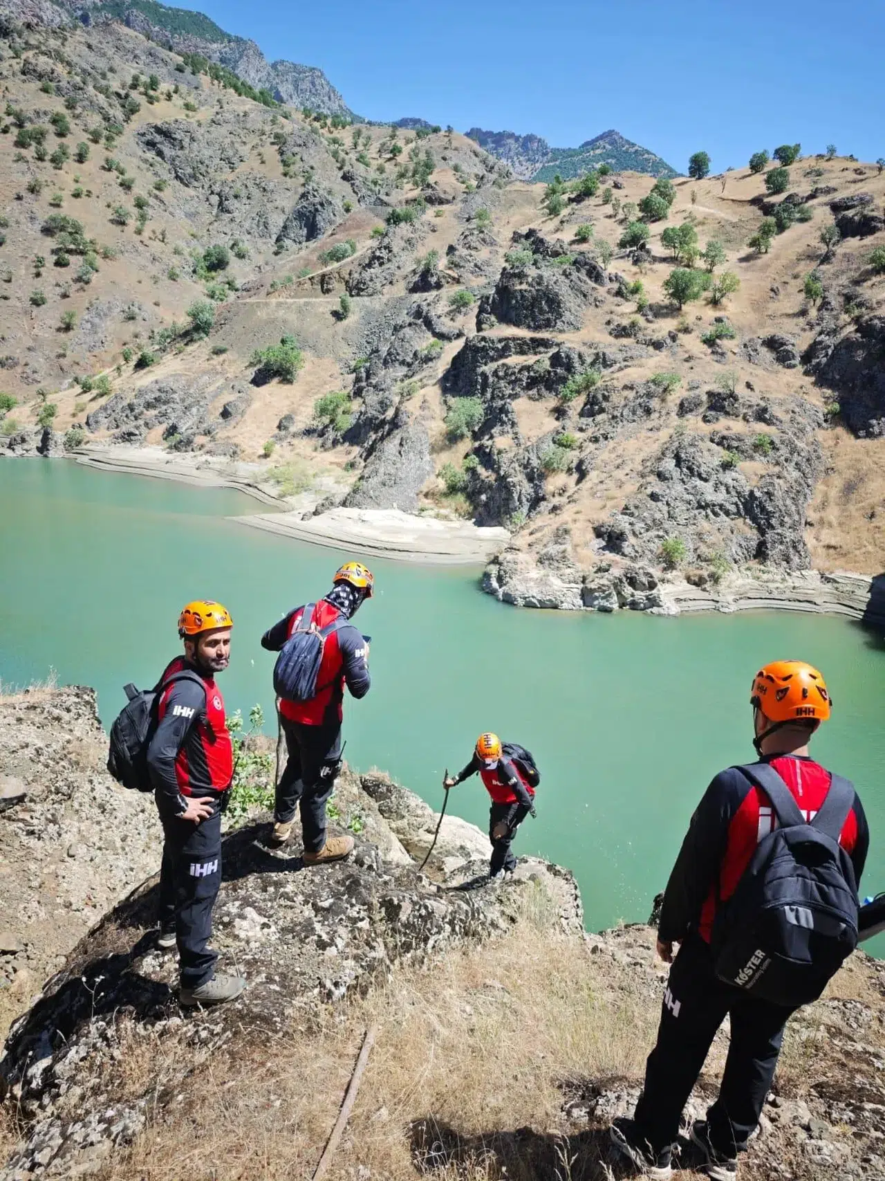 Bitlis'te dereye giren kardeşlerden biri hayatını kaybetti diğeri aranıyor
