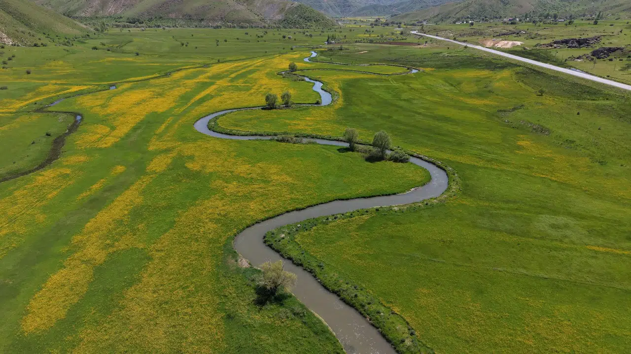 Bitlis'te bahar manzaraları kartpostallık görüntüler sunuyor
