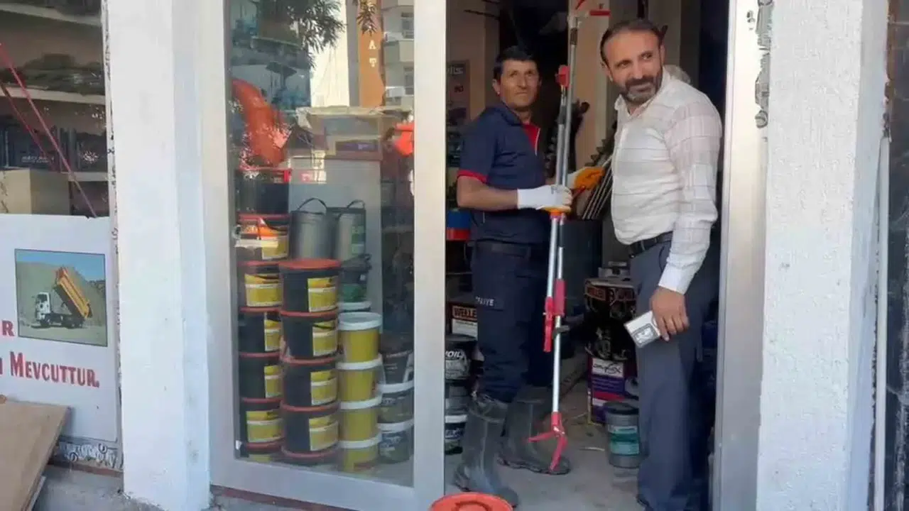 Bitlis'te bir dükkana giren yılan çevrede korku dolu anlar yaşattı