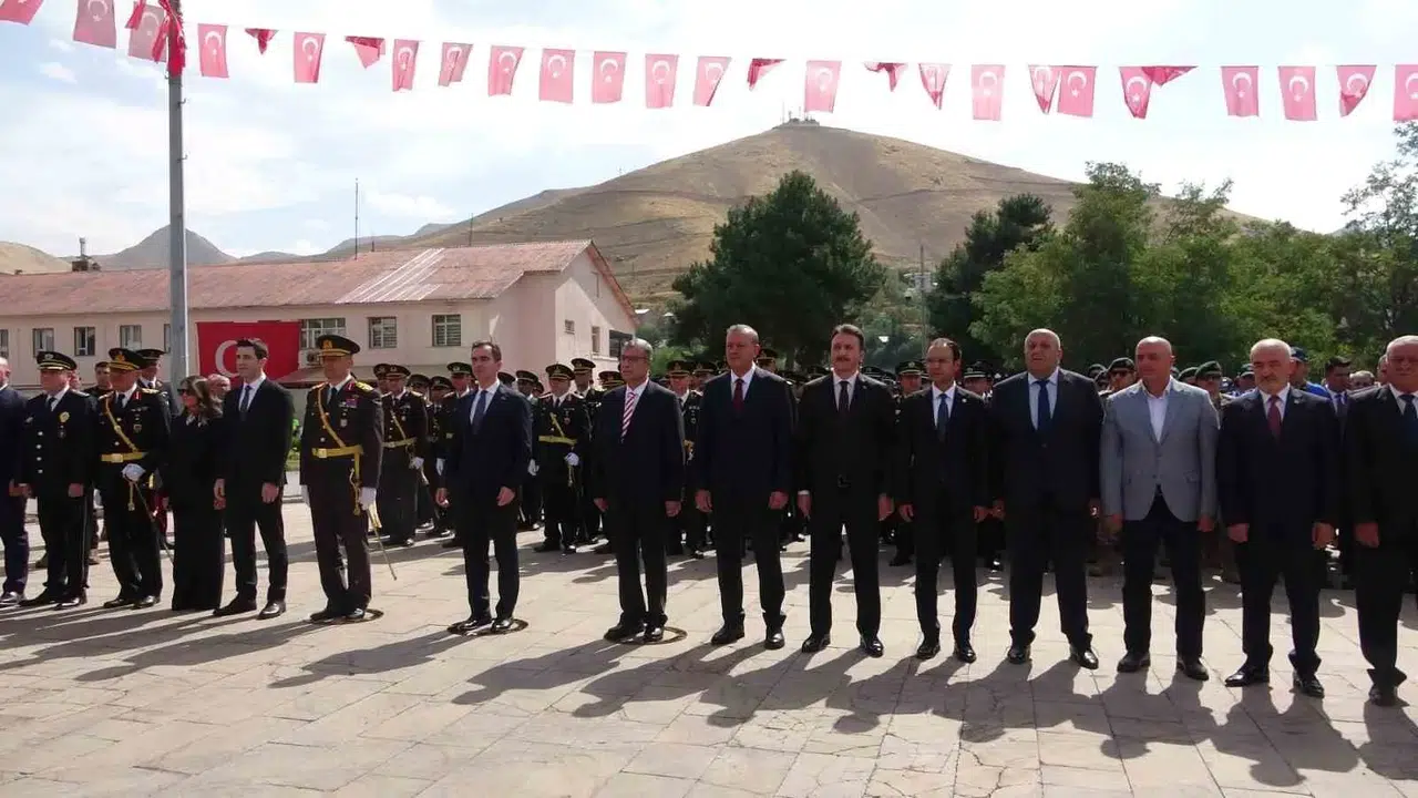 Bitlis'te 30 Ağustos coşkusu: Vali, asker ve vatandaşlar bir arada