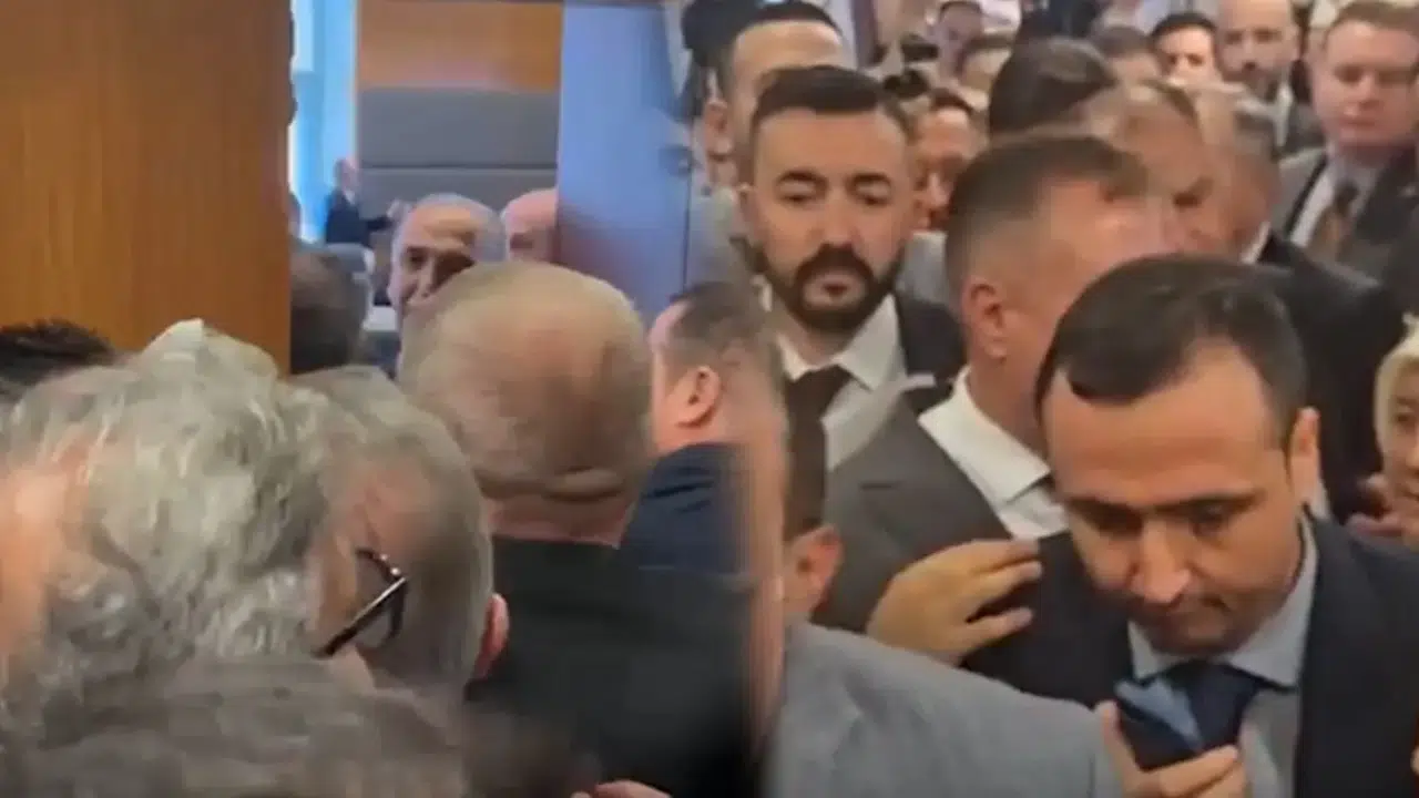 Meclis'te kanun mesaisi kaosa dönüştü: Komisyon kapısında izdiham ve arbede