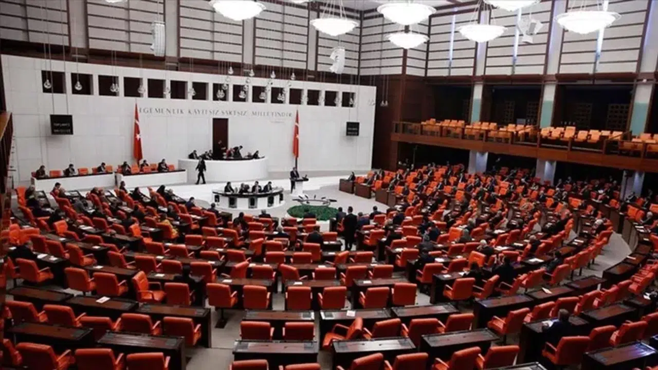 Üniversite kapılarını yeniden aralayan düzenleme Meclis’ten geçti: Öğrenci affı için geri sayım başladı