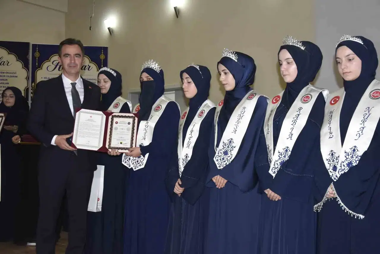 Bitlis'te 86 hafize düzenlenen törenle icazet belgelerini aldı