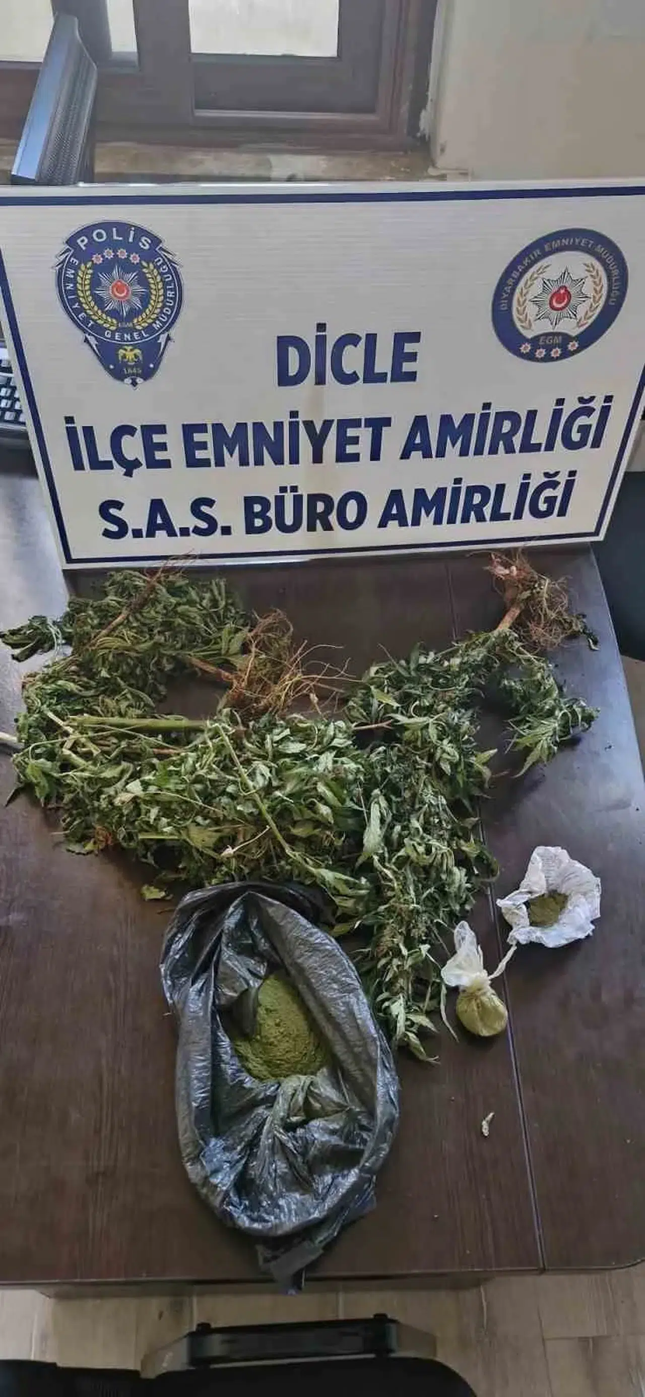 Diyarbakır Dicle'de polisten kaçan şüphelinin evinden uyuşturucu çıktı