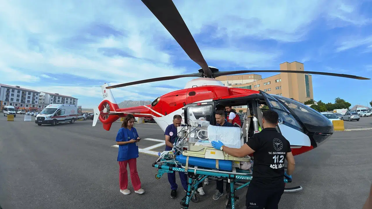 Bitlis'te dünyaya gelen minik bebek helikopter ambulansla Van'a taşındı