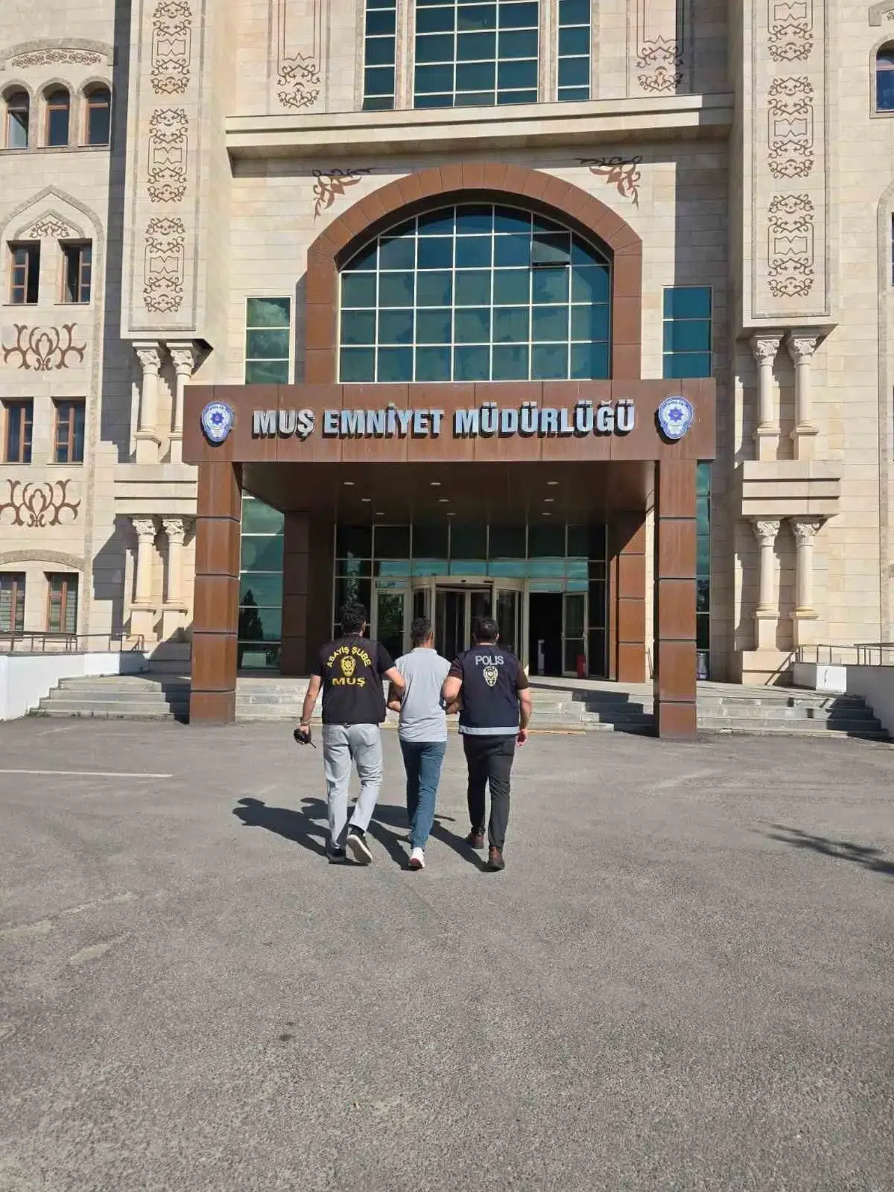 Muş'ta hakkındaki 5 yıllık hapis cezasıyla aranan şahıs polisten kaçamadı