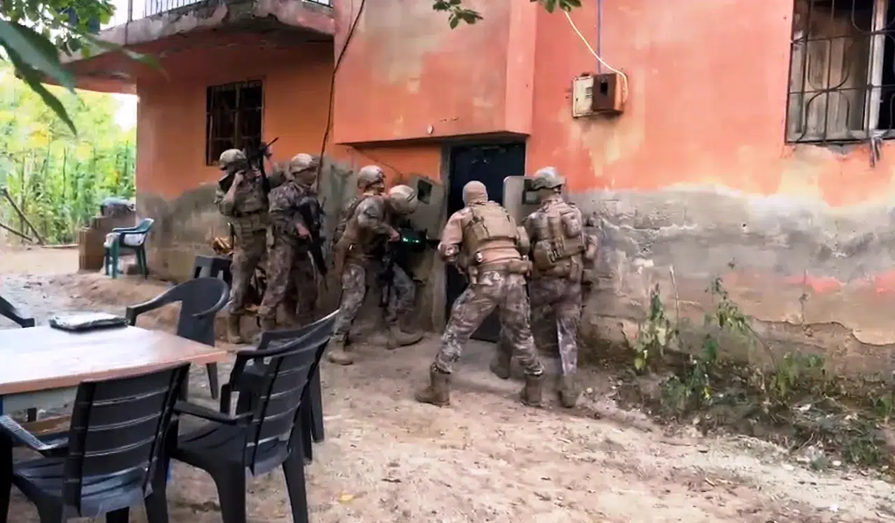 Bitlis'te düzenlenen uyuşturucu operasyonunda çok sayıda yasaklı madde ve silah bulundu