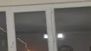 Diyarbakır’da binaya yıldırım düştü: O anlar kamerada