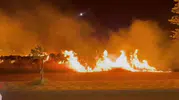 Diyarbakır'da gece yangın paniği! Alevler yerleşim yerlerine yaklaşınca ekipler seferber oldu