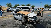Şanlıurfa yolunda TIR ile çarpışan sürücü hastaneye kaldırıldı