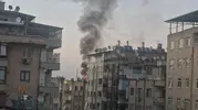 Diyarbakır Yenişehir'de bir apartmanın çatısı alevlere teslim oldu