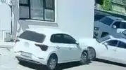 Diyarbakır'da site içinde korkutan kaza güvenlik kamerasına yansıdı