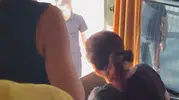 Diyarbakır'da sağlık personeli taşıyan servis aracına trafikte saldırı anı