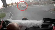 Diyarbakır'da kaldırımda yürüyen anne ve iki çocuğuna otomobil çarptı