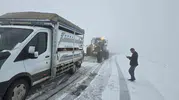 Muş yükseklerinde kar sürprizi sürücüleri yolda bıraktı