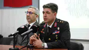 Gazi üsteğmenin şehit babasına gösterdiği büyük hürmet duygulandırdı
