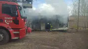 Başkale'de konteyner yangını mahalle sakinlerini korkuttu