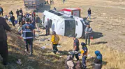 Van Gürpınar yolunda TIR ve minibüs çarpıştı 11 kişi yaralandı