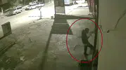 Siirt'te alkollü şahsın iş yeri camını tekmelediği anlar kameraya yansıdı
