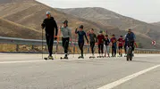 Yüksekova'da sporcular antrenman pisti olmadığı için trafiğin aktığı yollarda çalışıyor