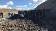 Ağrı Hamur kavşağında pancar yüklü TIR ile otomobil çarpıştı