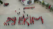 Diyarbakırlı öğrenciler Cumhuriyet coşkusunu tarihi köprüde yaşadı