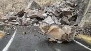 Şırnak ve Beytüşşebap arasındaki ulaşım kaya düşmesi nedeniyle durdu