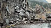 Şırnak Beytüşşebap yolunda dev kayalar trafiği durdurdu