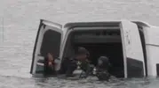 Van'da göle uçan minibüsün sürücüsü kendi çabasıyla kurtuldu
