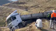 Solhan'da inşaat malzemesi taşıyan tır uçurumun kenarında asılı kaldı