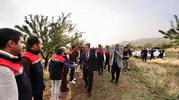 Bitlis Valisi Karakaya Güroymak ilçesinde badem hasadı yaptı