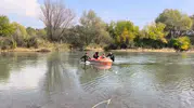 Dicle Nehri kenarında piknik yapan iki kişi mahsur kaldı