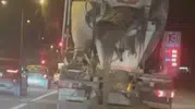 Elazığ'da beton mikserinin yola harç saçtığı anlar kameraya yansıdı