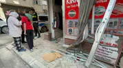 Elazığ'da trafik kazası sonrası ticari taksi dükkana daldı