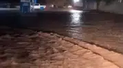 Şanlıurfa'da aniden bastıran sağanak hayatı felç etti