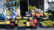 Muş'ta 40 yıllık gelenek: Güz armutlarını ipe dizerek saklıyorlar