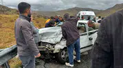 Bitlis Yolalan beldesinde iki otomobil kafa kafaya çarpıştı