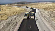 Muş köy yollarında asfalt çalışmaları hız kesmeden devam ediyor