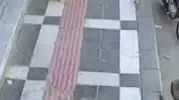 Şanlıurfa'da iki kız kardeşinin okul çantalarını taşıyan ağabeyin örnek davranışı