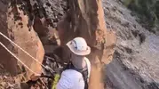 Şırnak'ta yolları güvenli hale getirmek için dev kayalar kontrollü şekilde düşürülüyor