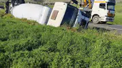 Silvan yolunda beton mikseri tarlaya uçtu