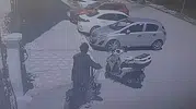 Elazığ’da kask hırsızlığı güvenlik kamerasına saniye saniye yansıdı