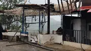 Hakkari Derecik'te şiddetli fırtına evlerin çatılarını uçurdu
