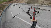 Ahlat ile Malazgirt arasındaki kritik yolda çökme tehlikesi
