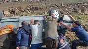 Siverek yolunda otomobil kontrolden çıkarak şarampole yuvarlandı