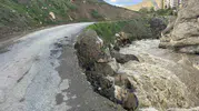 Hakkari’de ana ulaşım yolu çöktü mahalleli tedirgin