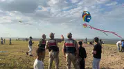 Ceylanpınar sınır hattında jandarma ve çocuklar uçurtma şenliğinde buluştu