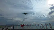 Van uçağı sis engeline takıldı