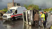 Muş’ta dolu yağışı yolları kayganlaştırdı minibüs yan yattı