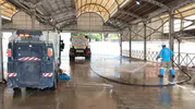 Haliliye bayram sonrası sokakları köpüklü suyla temizliyor